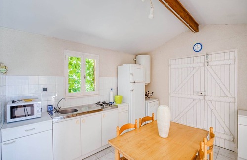 Barry-d'Islemade House | Holiday Home in Barry-d'Islemade with Pool