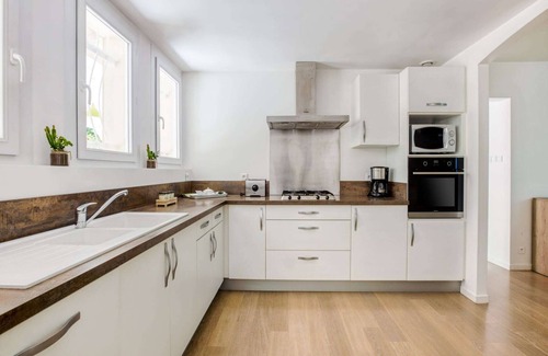 Barry-d'Islemade House | Holiday Home in Barry-d'Islemade with Pool