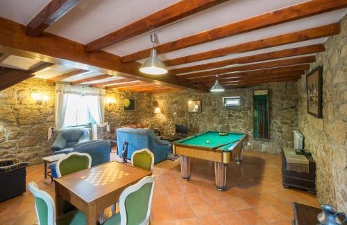 Ponte de Lima House | Holiday Home in Arcozelo with Private Pool