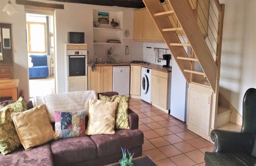 Auriac House | Holiday Home in Auriac with Private Pool
