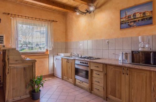 Brod Moravice House | Holiday Home in Brod Moravice with Pool