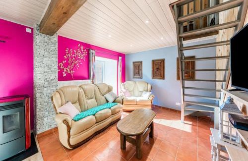 Nadrin House | Holiday Home in Houffaliz with Garden