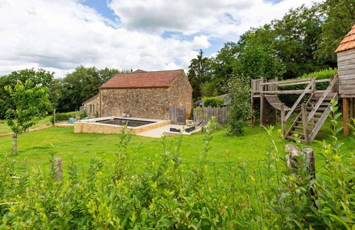Loubejac House | Holiday Home in Loubejac with Bubble Bath