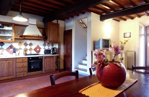 Montecarelli House | Holiday Home in Montecarelli with Pool
