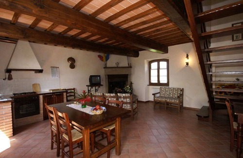 Montone House | Holiday Home in Montone with Pool & Garden