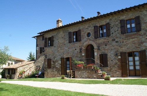 Montone House | Holiday Home in Montone with Pool & Garden