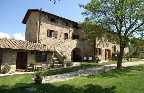 Montone House | Holiday Home in Montone with Pool & Garden