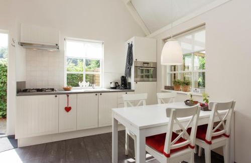 Overlangel House | Holiday Home in Ravenstein with Garden