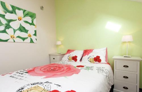 Overlangel House | Holiday Home in Ravenstein with Garden