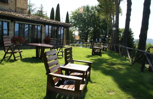 Montelparo House | Holiday home in the countryside with swimming pool and tennis court