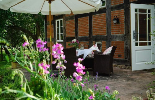 Hoyerhagen House | * Holiday home in the idyllic Hoyerhagen farm garden