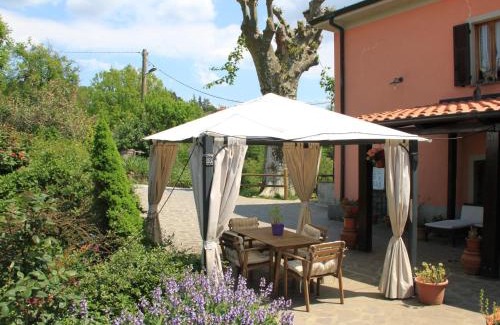 Mulazzo House | Holiday Home in Tuscany with Natural Pond