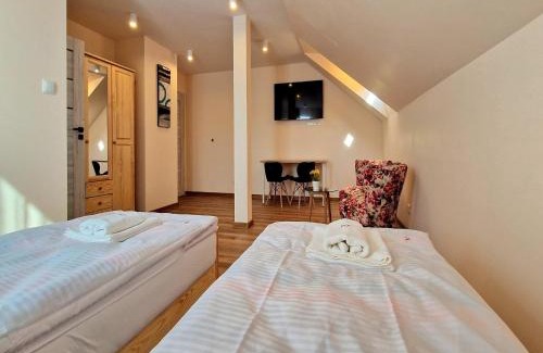 gmina Iwierzyce House | Holiday Home in Wi niowa with Pool and Forest