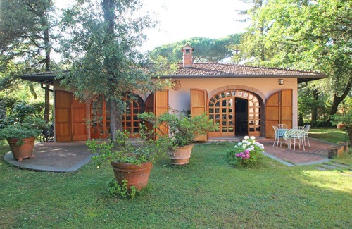 Ronchi House | Holiday Home for 5 People, Garden, 500m till Sea, A/C, WIFI, near Forte dei Marmi