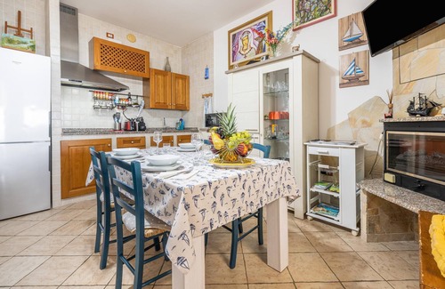 Terra Mala House | Holiday Home ‘Villino sul mare’ next to the Sea with Wi-Fi, Air Conditioning, Garden & Terrace; Parking Available