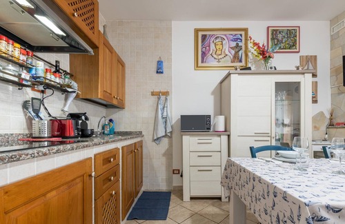 Terra Mala House | Holiday Home ‘Villino sul mare’ next to the Sea with Wi-Fi, Air Conditioning, Garden & Terrace; Parking Available