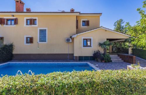 Laginji House | Holiday Home Jakov by Interhome
