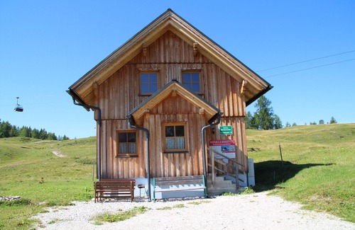 Tauplitz Cabin | Holiday Home 'Kleine Winklerhütte' with Mountain View and Private Garden