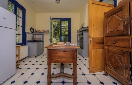 Mayac House | Holiday Home 'L'Aile Est' with Shared Pool, Private Terrace and Wi-Fi