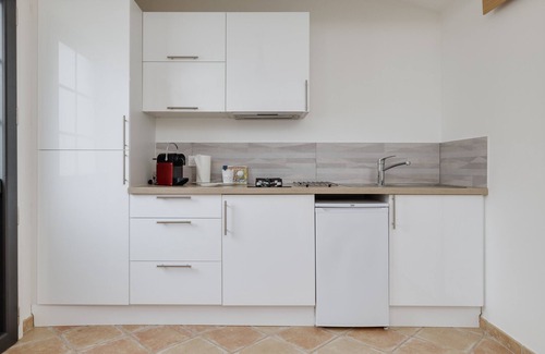 Quinsac House | Holiday Home 'L'Entre 2' with Private Terrace and Air Conditioning