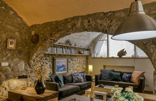Boadella i les Escaules House | Holiday Home "L'Estanc" with Mountain View, Terraces & Wi-Fi