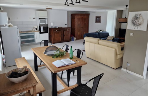 Roz-sur-Couesnon House | Holiday Home 'Les Hortensias' with Private Terrace, Wi-Fi and Air Conditioning