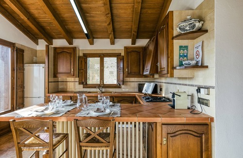La Vall d'en Bas House | Holiday Home 'La Cabanya De La Rovira - Dalt' with Mountain View, Private Terrace and Wi-Fi
