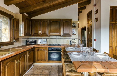 La Vall d'en Bas House | Holiday Home 'La Cabanya De La Rovira - Dalt' with Mountain View, Private Terrace and Wi-Fi