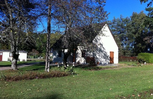 Gros-Chastang House | Holiday Home 'La Chataîgneraie' with Private Garden