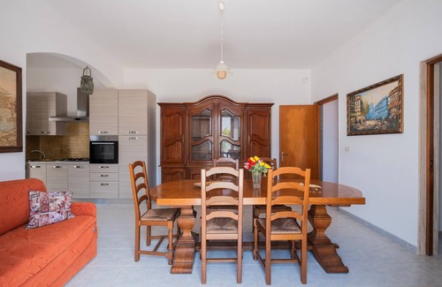 Torre Castiglione House | Holiday Home 'La Dolce' with Private Garden and Air Conditioning
