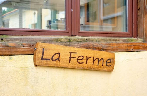 Gemozac House | Holiday Home 'La Ferme - Gîtes De La Tournerie' with Shared Pool, Private Terrace and Wi-Fi