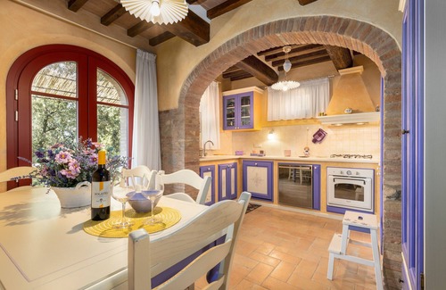 Gambassi Terme House | Holiday Home 'La Casina Di Borgo Mommialla' with Shared Pool, Wi-Fi and Air Conditioning