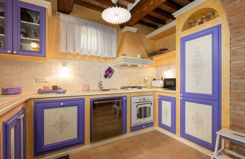 Gambassi Terme House | Holiday Home 'La Casina Di Borgo Mommialla' with Shared Pool, Wi-Fi and Air Conditioning