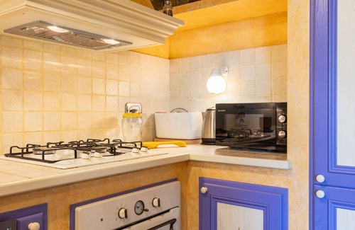 Gambassi Terme House | Holiday Home 'La Casina Di Borgo Mommialla' with Shared Pool, Wi-Fi and Air Conditioning