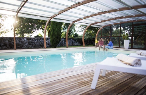 Martin House | Holiday Home 'La Maison Charlélie' with Shared Pool, Wi-Fi and Air Conditioning