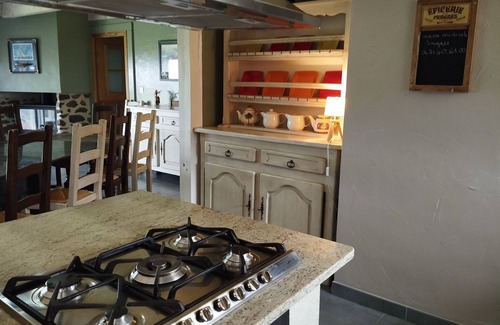 Le Monteil House | Holiday Home 'La Monssendie' with Mountain View, Private Terrace and Wi-Fi