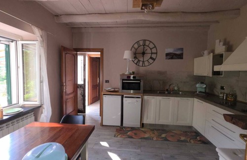 Osiglia House | Holiday Home 'La Rosa sul Lago' Pet-Friendly with Private Garden, Spa, and Wi-Fi