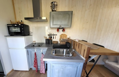 Goualade House | Holiday Home 'La Tiny' with Private Terrace, Wi-Fi and Air Conditioning