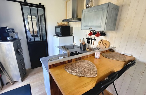Goualade House | Holiday Home 'La Tiny' with Private Terrace, Wi-Fi and Air Conditioning