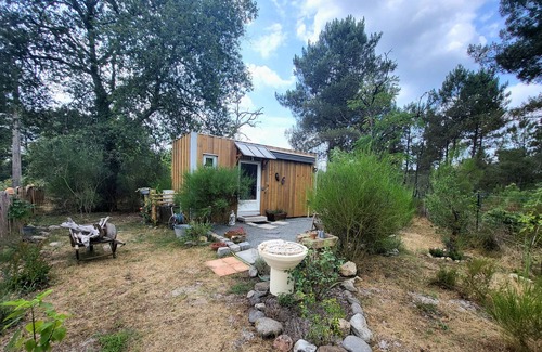 Goualade House | Holiday Home 'La Tiny' with Private Terrace, Wi-Fi and Air Conditioning