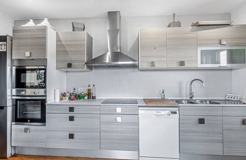 Viladellops House | Holiday Home 'La Torre, Viñedo Sitges' with Mountain View, Wi-Fi and Air Conditioning