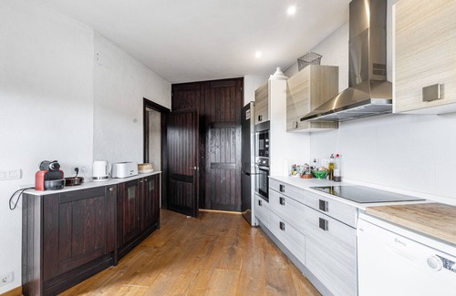 Viladellops House | Holiday Home 'La Torre, Viñedo Sitges' with Mountain View, Wi-Fi and Air Conditioning
