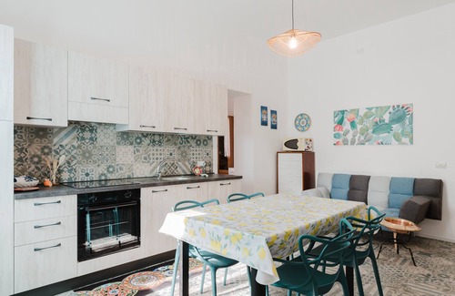 Partanna House | Holiday Home 'La Vanedda' with Private Terrace, Wi-Fi and Air Conditioning