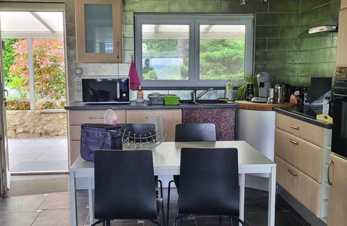 Dormans House | Holiday Home 'Le Coq De Champagne' with Mountain View, Wi-Fi and Air Conditioning