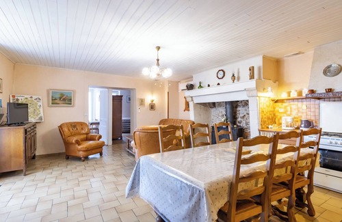 Bussac House | Holiday Home 'Le Haut Picot' with Private Terrace, Wi-Fi and Air Conditioning