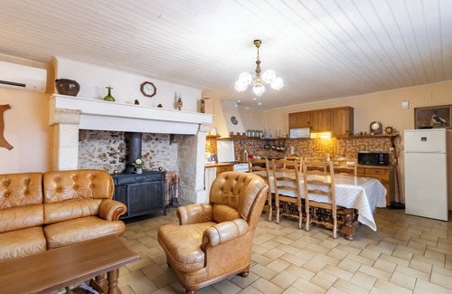 Bussac House | Holiday Home 'Le Haut Picot' with Private Terrace, Wi-Fi and Air Conditioning