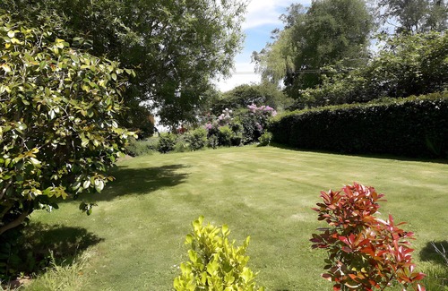 Ergue-Gaberic House | Holiday Home 'Le Jardin De Léonie' with Private Terrace, Private Garden and Wi-Fi