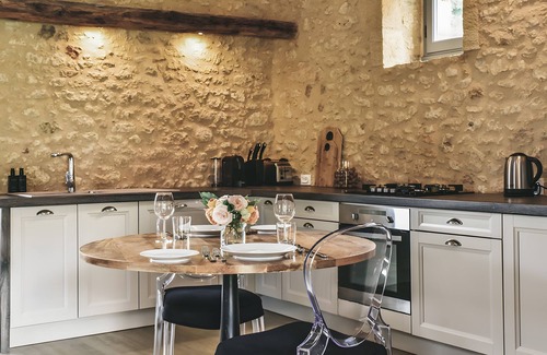 Sainte Croix de Beaumont House | Holiday Home 'Le Mazet' with Private Terrace, Private Garden and Wi-Fi