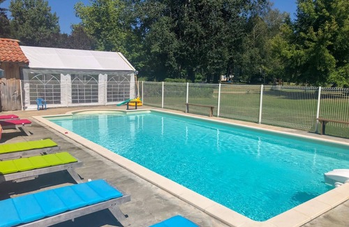 Varaignes House | Holiday Home 'Le Martin Pêcheur' with Shared Pool, Private Terrace and Shared Garden