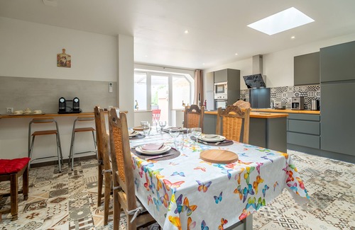 Olonzac House | Holiday Home 'Le Parcours Cathare' with Mountain View, Wi-Fi and Air Conditioning